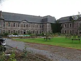 2008 : cour intérieure de l'ancien prieuré d'Oignies partiellement détruit.