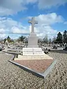 Hommage aux victimes de guerres, dans le cimetière.