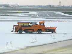Chasse-neige avec salage Boschung à l'aéroport Frédéric-Chopin de Varsovie  (Pologne).