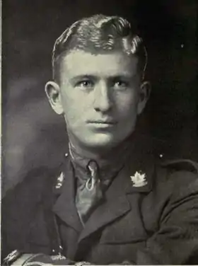 Portrait en noir et blanc d'un homme en uniforme