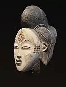 Masque mukudj. Punu.19e siècle. Bois, pigments dont kaolin37 x 11 (Largeur de la face) x 12 cm.