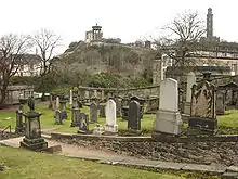 vieilles pierres tombales. Au fond, colline avec monuments