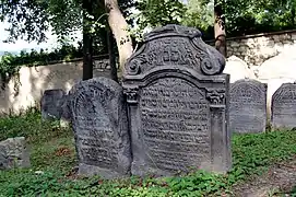 Une stèle près de l'entrée du cimetière