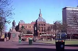 Place de l'église : la statue de Paul Kruger et le Raadsaal en 1982.
