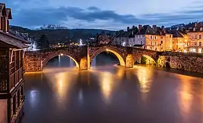 Vue du vieux pont la nuit.