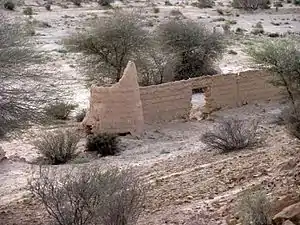 Ruines d'un ancien mur défensif en Arabie saoudite en juin 2009.