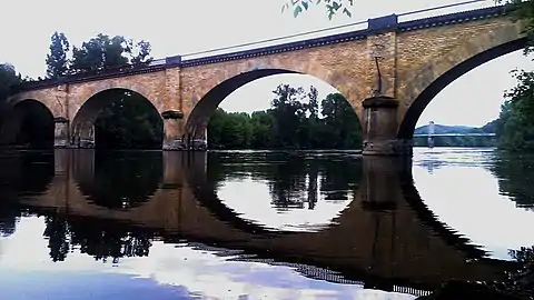 L'ancien pont ferroviaire sur la Dordogne entre Groléjac et Carsac-Aillac.