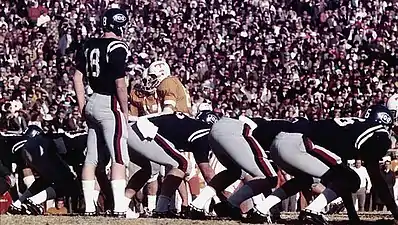 Archie Manning, debout derrière la ligne offensive de Ole Miss en 1969.