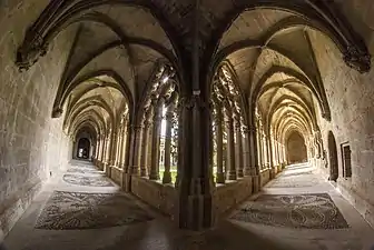 Deux allées du cloître.