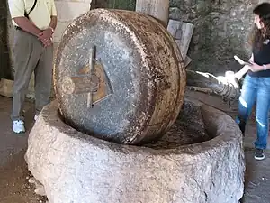 Moulin à triturer les olives - NazarethL'Épart traversant l'œillard est maintenu par une cheville et permet de faire tourner la meule courante