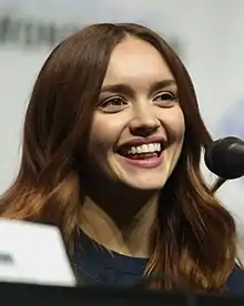 Olivia Cooke interprète Emma Decody.