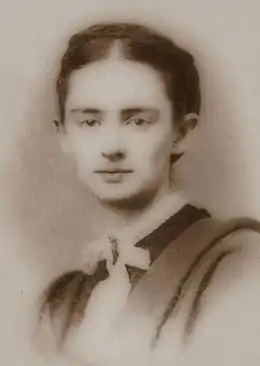 portrait d'une jeune femme, visage ovale légèrement allongé, simple robe blanche