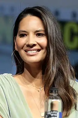 Olivia Munn interprète le Dr. Casey Bracket