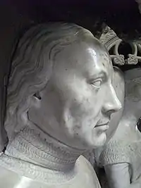 Vue en gros plan, du profil de la statue d'Olivier Clisson