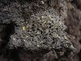 Exemple de basalte de type tholéiitique. Ici : une olivine provenant du piton de la Fournaise, sur l'île de La Réunion.