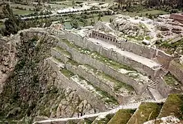 Les cultures en terrasses incas peuvent concerner même les pentes les plus raides (ici toujours à Ollantaytambo, même site autre point de vue).