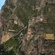 Ces qollqa, servant entre autres de silos à grains, étaient parfois quasiment troglodytes comme ici, toujours près d'Ollantaytambo. Au centre, on distingue une formation rocheuse appelée "le profil [ou visage] de l'Inca".