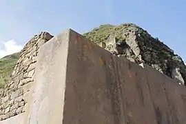 Appareil de mur cyclopéen à Ollantaytambo (1), d'origine peut-être préincaïque. Il s'agit de six grands monolithes de porphyre rouge, de plus de 3 m de haut, taillés et étroitement jointoyés au moyen de pierres plus petites.