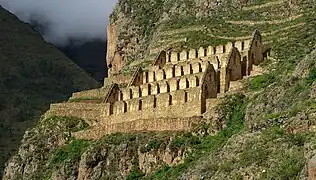 Site de Pinkuylluna, au nord-est d’Ollantaytambo : ruines, à flanc de coteaux, des greniers publics à deux étages ou « magasins de l’Inca », nommés en quechua Qollqa ; le grain, dûment enregistré par les Quipucamayocs (comptables gardiens des Quipus), était versé par la fenêtre haute d’amont, et plus tard retiré par les ouvertures côté aval. « Des études ont montré que la ventilation sur ces hauteurs était très bonne pour sécher et conserver les graines ».