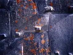 Finesse de l'appareillage fameux des murs incas, à Ollantaytambo.