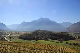 La colline de Saint-Triphon dans la plaine arable du Rhône.