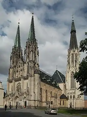 Vue d'ensemble de la cathédrale Saint-Venceslas située à Olomouc.