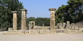 Ruines du temple d'Héra ayant fait l'objet d'une restauration partielle avec l'anastylose de quatre  colonnes.