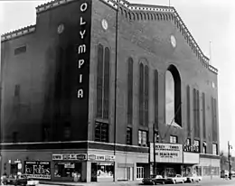 Photographie en noir et blanc de l'Olympia Stadium vu de l'extérieur