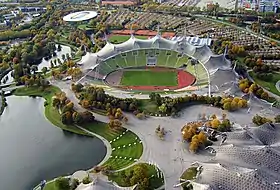 Photographie du stade olympique de Munich et de ses alentours, vu du ciel.
