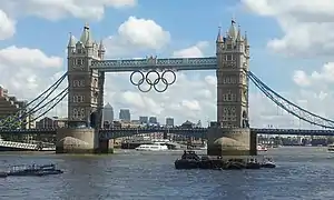 Photographie du Tower Bridge décoré des anneaux olympiques.