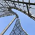 Le toit en tension mécanique dans le parc olympique. Juillet 2018.