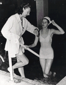 Image en noir et blanc de deux femmes entrant et sortant dans une piscine.