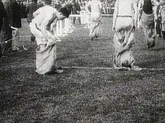 Course en sac aux Jeux olympiques de 1904 à Saint-Louis (elle ne figurait cependant pas parmi les sports olympiques).