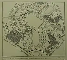 Carte à l’encre noire sur fond vert représentant une sorte de pentagone. Au centre, un grand parc, au sud une route bordée d'arbres. Les bâtiments, presque tous identiques, bordent des rues incurvées. Un étang est à l'est, ainsi que des forêts dans la partie sud du village olympique. Une grande arche marque l'entrée du village au nord. Au nord-est, on voit une piste d'athlétisme.