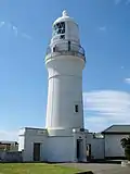 Photo couleur d'un phare maritime.