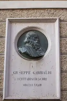Buste sur la façade du Palais Toaldi Capra à Schio, premier monument dédié à Garibaldi.
