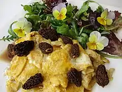 Omelette aux morilles et pensées (cuisine des fleurs)