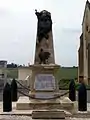 Le monument aux morts entre mairie et église (juin 2013)