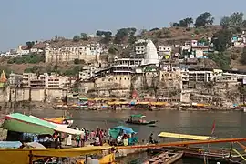 Le Temple de Omkareshwar depuis les rives du fleuve à Gaumukh Ghat.