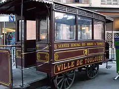 Tram hippomobile provenant de l'AMTUIR appelé « car Ripert » et exposé à Toulouse
