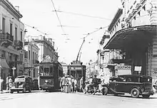 photographie noir et blanc : une rue avec deux tramways