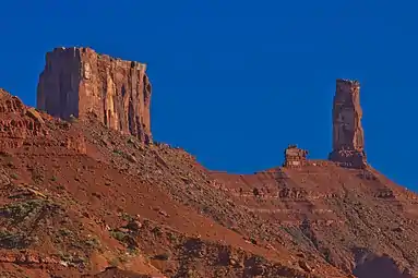 The Rectory (à gauche) et Castleton Tower (à droite).