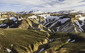 Paysages du plateau depuis au sud de Bláhnúkur, avec en arrière-plan les sommets de Kaldaklofsfjöll (à gauche) et Reykjafjöll (à droite).