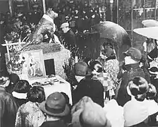 Statue de Hachikō lors de la cérémonie de la première année de sa mort (le 8 mars 1936).