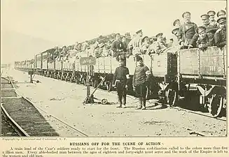 Train convoyant des soldats russes vers le front. Photographie de Charles Morris, août 1914.