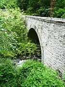 Le pont de Mousquères sur l'One, en limite sud de la commune.