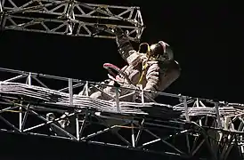Youri Onufriyenko pendant une EVAsur la poutre Sofora (EO-21).