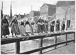 Enfants en costume local, 1906