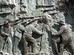 Le bas relief Est illustre Paul Kruger portant sur ses épaules le corps du Commandant-général Piet Potgieter tué lors du siège de Makapan en 1854.