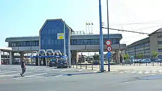 La façade de la station de De Lijn, démolie en 2019, devant la gare d'Ostende.